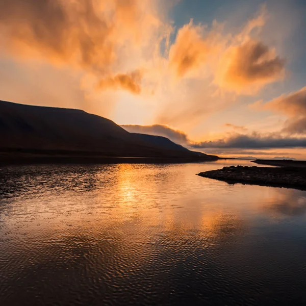 A naplemente, a felhők, a hegyekben, Svalbard Spitzbergák közelében a norvég város Longyearbyen jellegű táj — Stock Fotó