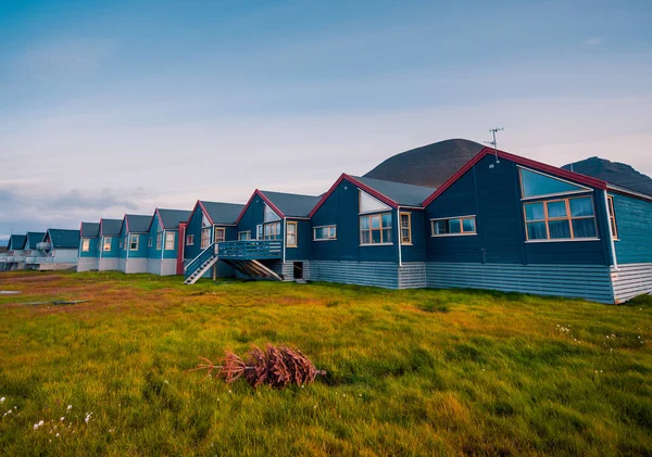 Norveç manzara doğa Spitsbergen Longyearbyen Svalbard bina şehir dağ polar bir gün günbatımında Arktik yaz ile duvar kağıdı 