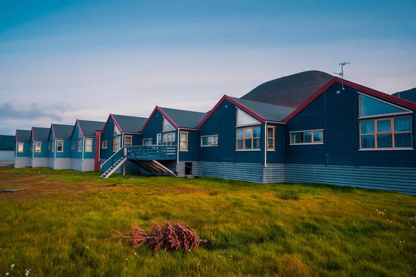 Norveç manzara doğa Spitsbergen Longyearbyen Svalbard bina şehir dağ polar bir gün günbatımında Arktik yaz ile duvar kağıdı 