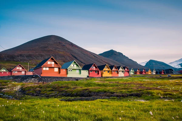 Bakgrund Norge landskap natur av bergen av Spetsbergen Longyearbyen Svalbard byggnad stad på en polar dag med arktiska sommaren i solnedgången — Stockfoto