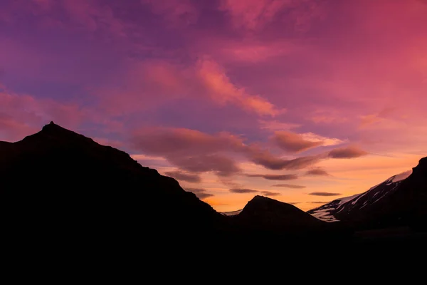 Paisagem de uma natureza de um pôr-do-sol rosa com nuvens nas montanhas de Spitsbergen Svalbard perto da cidade norueguesa Longyearbyen — Fotografia de Stock