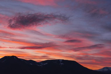 Gün batımı gün doğumu bulutlu Norveç city Longyearbyen yakınındaki Spitsbergen Svalbard dağlarında bir doğa manzara seyahat etmek