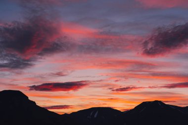 Gün batımı gün doğumu bulutlu Norveç city Longyearbyen yakınındaki Spitsbergen Svalbard dağlarında bir doğa manzara seyahat etmek