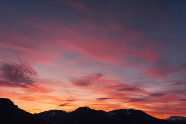 Gün batımı gün doğumu bulutlu Norveç city Longyearbyen yakınındaki Spitsbergen Svalbard dağlarında bir doğa manzara seyahat etmek