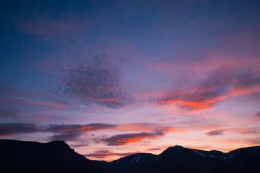 Gün batımı gün doğumu bulutlu Norveç city Longyearbyen yakınındaki Spitsbergen Svalbard dağlarında bir doğa manzara seyahat etmek