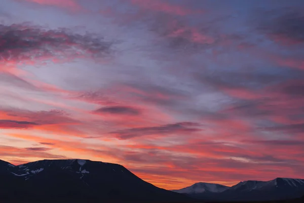 Táj-utazási jellegű egy naplemente napfelkelte a felhők, a hegyekben, Svalbard Spitzbergák közelében a norvég város Longyearbyen — Stock Fotó