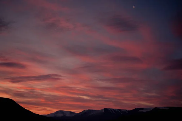 Landscape travel of a nature of a sunset sunrise with clouds in the mountains of Spitsbergen Svalbard near the Norwegian city Longyearbyen — Stock Photo, Image