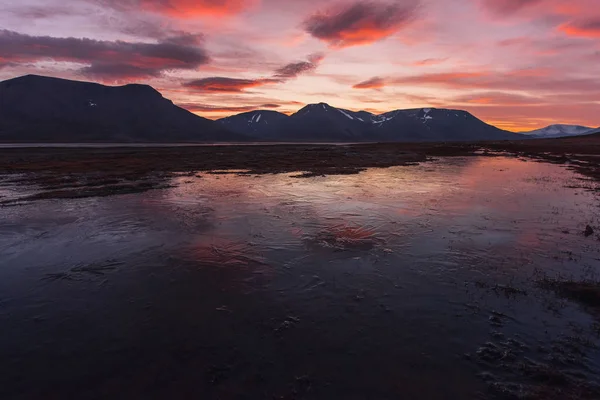 Cestování krajina povahy slunce východu slunce s mraky v horách Špicberky Špicberky v blízkosti norské město Longyearbyen — Stock fotografie