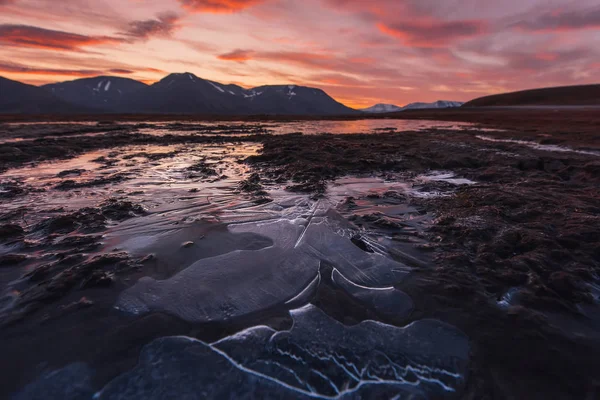 Gün batımı gün doğumu bulutlu Norveç city Longyearbyen yakınındaki Spitsbergen Svalbard dağlarında bir doğa manzara seyahat etmek