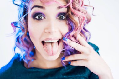 yakın çekim portre studio izole güzel seksi genç sarışın hippi kız diş gülümseme ile poz Lila ve pembe saçlı