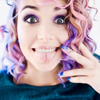 yakın çekim portre studio izole güzel seksi genç sarışın hippi kız diş gülümseme ile poz Lila ve pembe saçlı