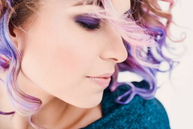 yakın çekim portre studio izole güzel seksi genç sarışın hippi kız diş gülümseme ile poz Lila ve pembe saçlı