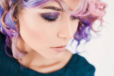 yakın çekim portre studio izole güzel seksi genç sarışın hippi kız diş gülümseme ile poz Lila ve pembe saçlı