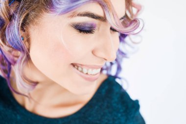 yakın çekim portre studio izole güzel seksi genç sarışın hippi kız diş gülümseme ile poz Lila ve pembe saçlı