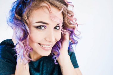 yakın çekim portre studio izole güzel seksi genç sarışın hippi kız diş gülümseme ile poz Lila ve pembe saçlı