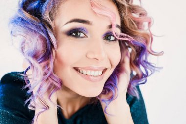 yakın çekim portre studio izole güzel seksi genç sarışın hippi kız diş gülümseme ile poz Lila ve pembe saçlı