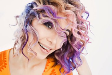 yakın çekim portre studio izole güzel seksi genç sarışın hippi kız diş gülümseme ile poz Lila ve pembe saçlı