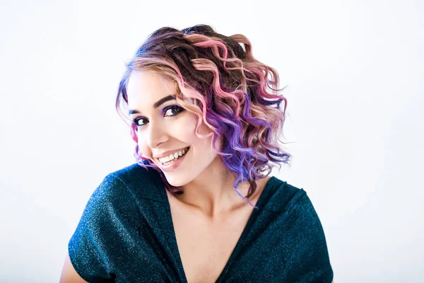 Close-up retrato no estúdio isolado bela sexy jovem loira hipster menina com lilás e rosa cabelo posando com dente sorriso — Fotografia de Stock