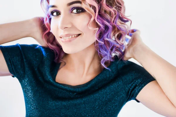 라일락과 분홍색 머리 치아 미소 포즈 스튜디오 격리 된 아름 다운 섹시 한 젊은 금발의 hipster 소녀에서 클로즈업 초상화 — 스톡 사진