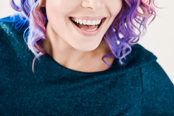 Primer plano retrato en estudio aislado hermosa sexy joven rubia hipster chica con lila y pelo rosa posando con sonrisa de diente —  Fotos de Stock