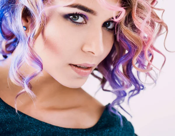 라일락과 분홍색 머리 치아 미소 포즈 스튜디오 격리 된 아름 다운 섹시 한 젊은 금발의 hipster 소녀에서 클로즈업 초상화 — 스톡 사진