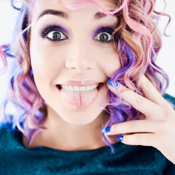 yakın çekim portre studio izole güzel seksi genç sarışın hippi kız diş gülümseme ile poz Lila ve pembe saçlı