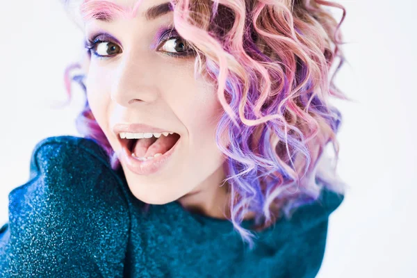 yakın çekim portre studio izole güzel seksi genç sarışın hippi kız diş gülümseme ile poz Lila ve pembe saçlı