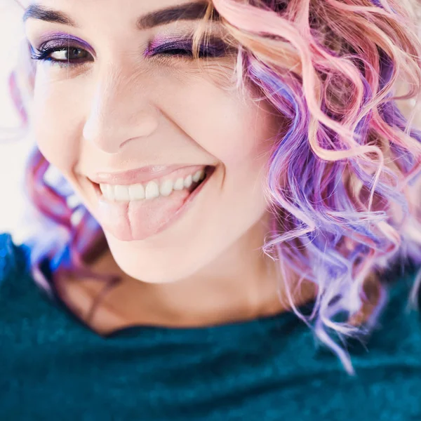 Portrait en gros plan en studio isolé belle jeune fille sexy blonde hipster avec des cheveux lilas et rose posant avec sourire dentaire — Photo