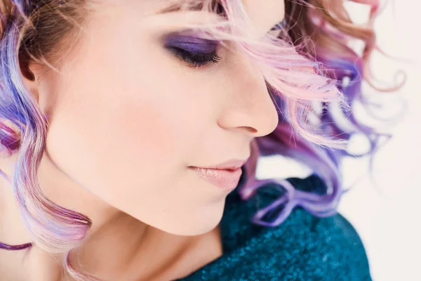 yakın çekim portre studio izole güzel seksi genç sarışın hippi kız diş gülümseme ile poz Lila ve pembe saçlı