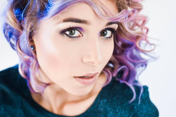 Close-up πορτρέτο στο studio απομονωμένες όμορφη σέξι νεαρή ξανθιά hipster κορίτσι με λιλά και ροζ μαλλιά ποζάρει με χαμόγελο των δοντιών — Φωτογραφία Αρχείου