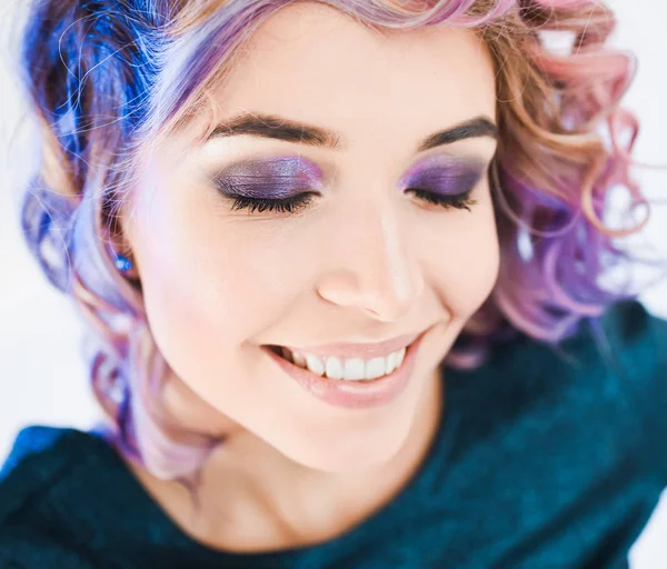 yakın çekim portre studio izole güzel seksi genç sarışın hippi kız diş gülümseme ile poz Lila ve pembe saçlı