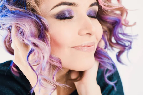 yakın çekim portre studio izole güzel seksi genç sarışın hippi kız diş gülümseme ile poz Lila ve pembe saçlı