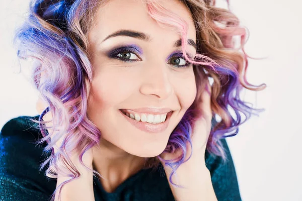 yakın çekim portre studio izole güzel seksi genç sarışın hippi kız diş gülümseme ile poz Lila ve pembe saçlı