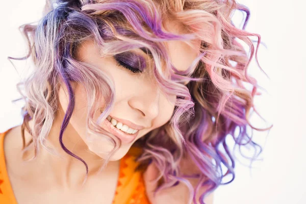 yakın çekim portre studio izole güzel seksi genç sarışın hippi kız diş gülümseme ile poz Lila ve pembe saçlı