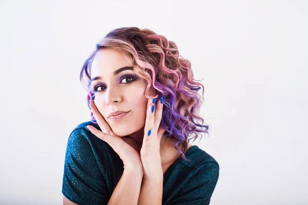 Close-up retrato no estúdio isolado bela sexy jovem loira hipster menina com lilás e rosa cabelo posando com dente sorriso Imagem De Stock