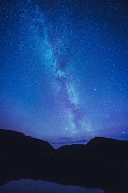 Longyearbyen yılında Norveç Svalbard kutup Samanyolu galaksisi dağlar