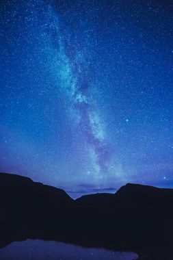 Longyearbyen yılında Norveç Svalbard kutup Samanyolu galaksisi dağlar