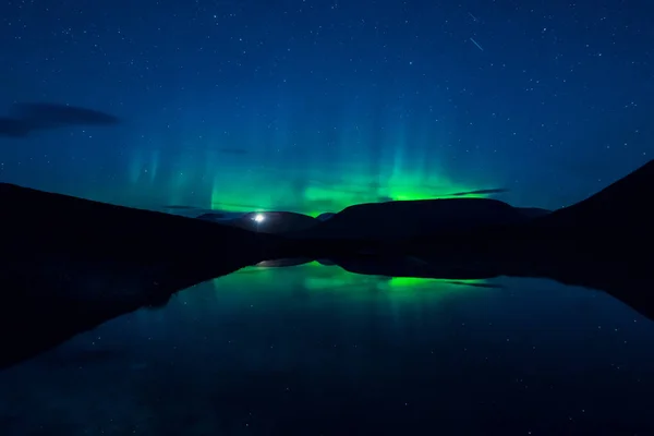 Le aurore boreali polari aurora boreale in Norvegia Svalbard a Longyearbyen le montagne — Foto Stock