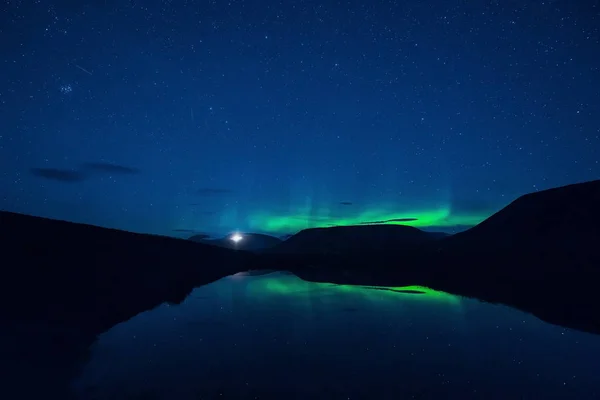Le aurore boreali polari aurora boreale in Norvegia Svalbard a Longyearbyen le montagne — Foto Stock