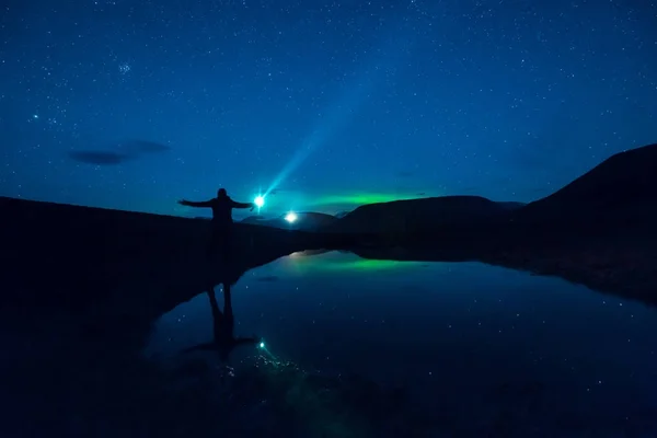 Las luces polares boreales aurora boreal en Noruega Svalbard en Longyearbyen la silueta de las montañas del hombre — Foto de Stock