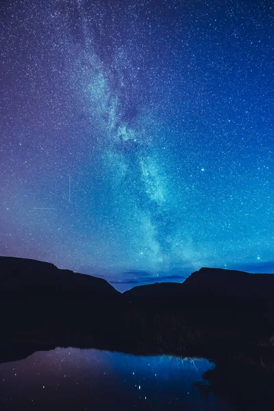 La galaxia polar de la Vía Láctea en Noruega Svalbard en Longyearbyen las montañas — Foto de Stock