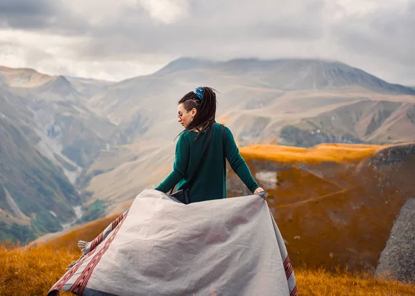 saç dreadlock bulutlu gökyüzü arka plan ve dans Gürcistan sonbahar dağlar bir boho çingene hippi tarzı giysili bir genç güzel hipster kızla güneş gözlüğü portresi