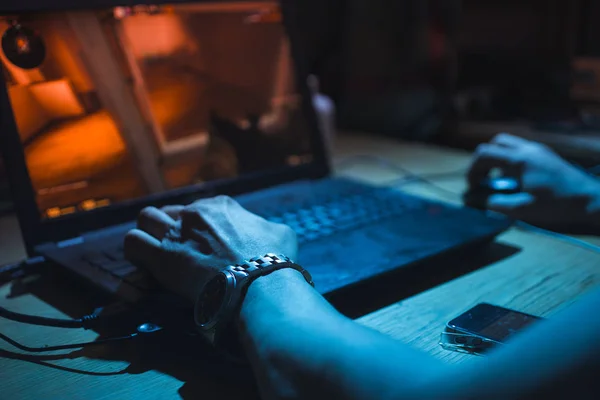 Primer plano adicción chico con manos varoniles jugando videojuego en la pantalla de la computadora con los dedos en el teclado —  Fotos de Stock