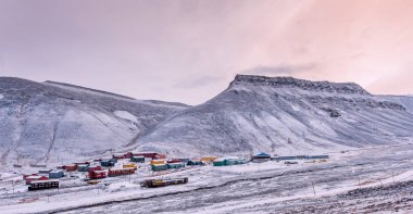 Norveç manzara doğa Spitsbergen Longyearbyen günbatımında kutup kış polar bir gün kar şehir bina Svalbard dağ duvar kağıdı 