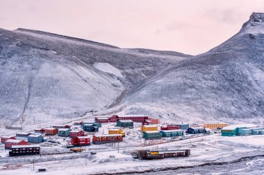 Norveç manzara doğa Spitsbergen Longyearbyen günbatımında kutup kış polar bir gün kar şehir bina Svalbard dağ duvar kağıdı 