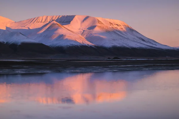 노르웨이 도시 롱위에아르뷔엔 근처 Spitsbergen 스발바르의 반사 바다 산에서 분홍색 석양의 자연의 풍경 — 스톡 사진