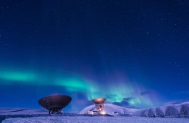Kutup kutup kuzey ışıkları aurora borealis gökyüzü ay Dağları içinde Norveç Svalbard Longyearbyen yılında yıldız