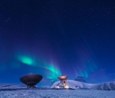Kutup kutup kuzey ışıkları aurora borealis gökyüzü ay Dağları içinde Norveç Svalbard Longyearbyen yılında yıldız