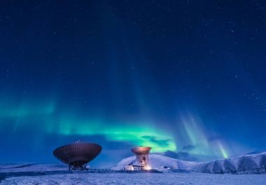 Kutup kutup kuzey ışıkları aurora borealis gökyüzü ay Dağları içinde Norveç Svalbard Longyearbyen yılında yıldız