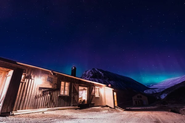 Freddo, isola, avventura, naturale, svalbard, verde, nord, viaggiare, vista, spitsbergen, iceland, orizzonte, stella, notte, norway, astronomia, luce, luna, nero, scuro, settentrionale, magnetico, spedizione, blu, inverno, bellezza, montagna, artico, cielo, antartico, f — Foto Stock